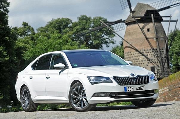 Die Škoda Superb sind dank neuer EU-6-Motoren leistungsstärker und gleichzeitig um bis zu 30 Prozent sparsamer als ihre Vorgängermodelle. Foto: Zbigniew Mazar/dpp-AutoReporter